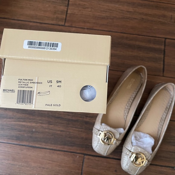Michael Kors metallic embossed leather, Size 9, and color Pale Gold - Picture 2 of 5